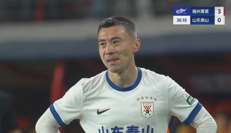 34分鐘0-3落后！36歲鄭錚苦笑36歲大雷沮喪 替補(bǔ)席黃政宇神態(tài)輕松