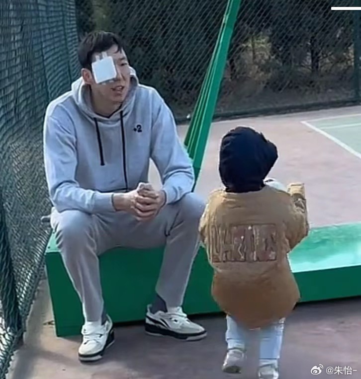顧家好男人！記者曬出周琦手術(shù)后回歸家庭帶娃照片
