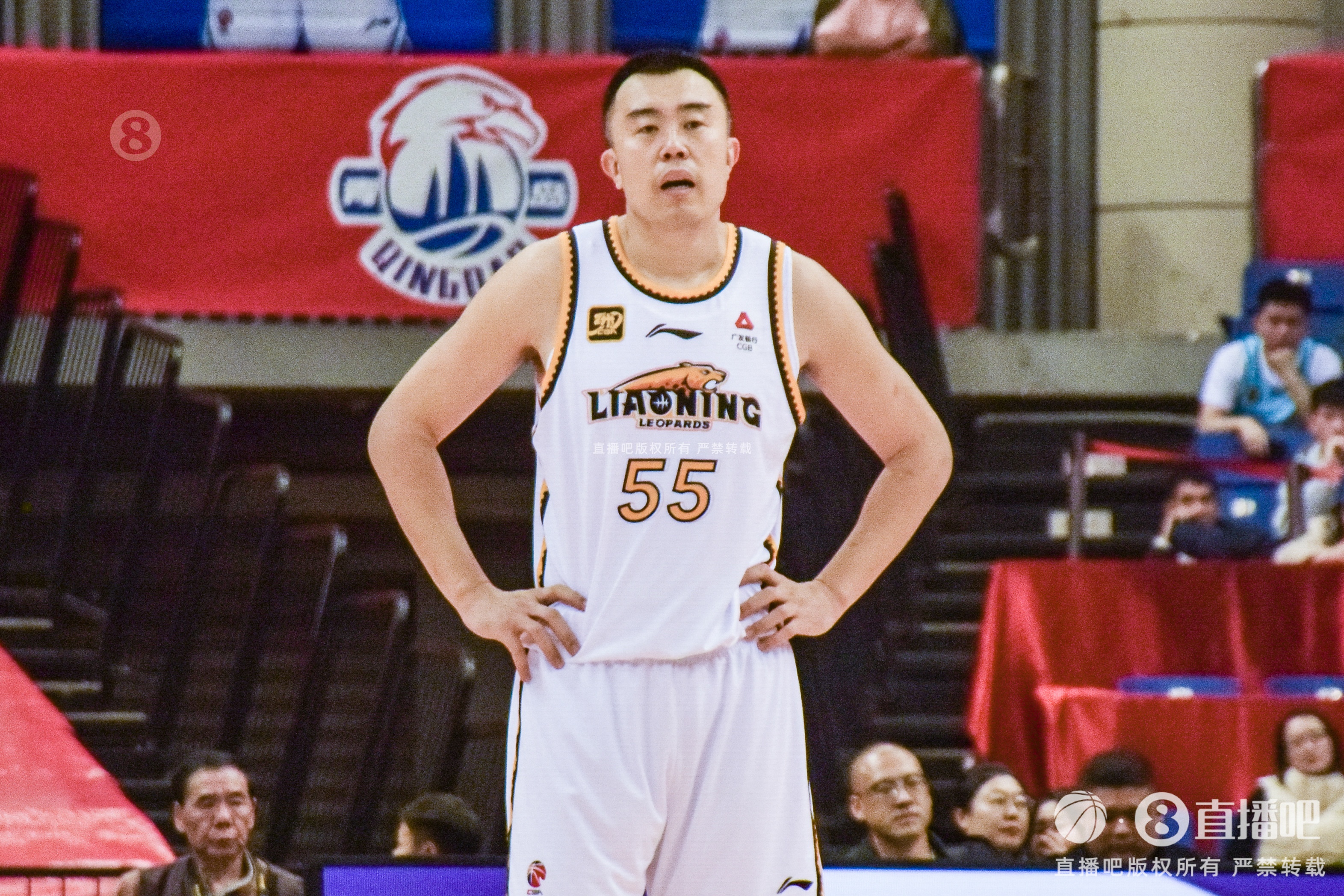 老將不容易！韓德君帶傷出戰(zhàn)半場6分鐘5犯 僅2板2助