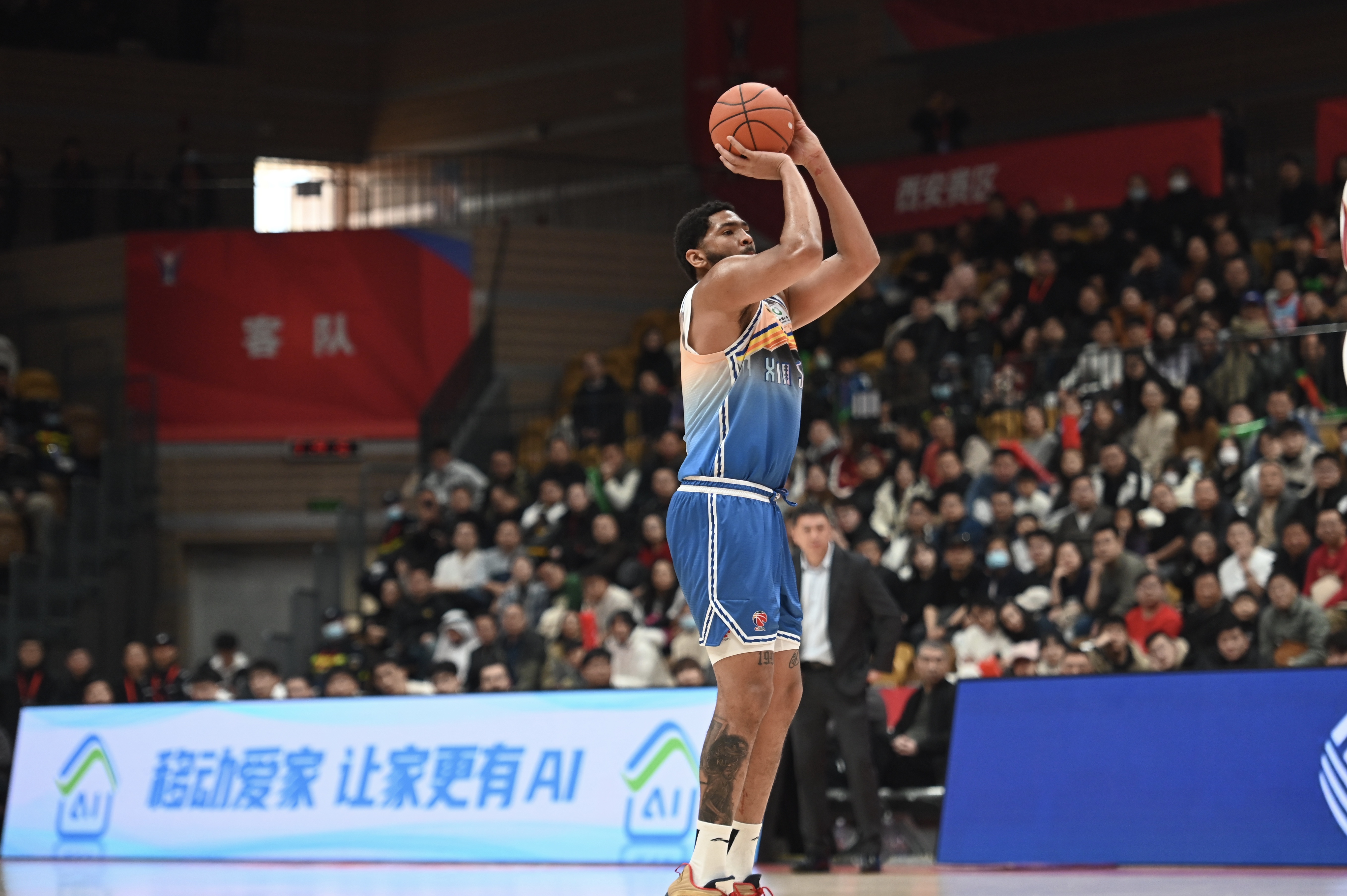 率先發(fā)力！新疆外援勞森首節(jié)7中5拿到11分 三分2中1